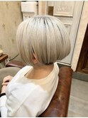 ホワイト×ショートボブ