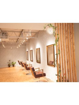 少人数だから相談しやすい環境。自分らしいサロンタイムが楽しめる和やかな空間【酸性ストレート/顔周り】