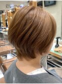 明るめベージュカラーのグラデーションボブ