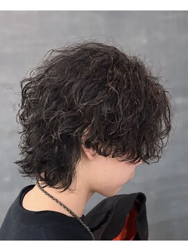 バース バイ ハピネス(BIRTH by happiness) 韓国へアカルマパーマワックスなしセンターパート黒髪ウルフ