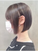 大人ショートボブ白髪ぼかしハイライト顔周りレイヤー丸みボブ