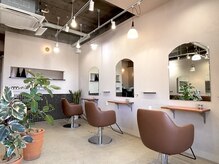 エイム(Aem.)の雰囲気(brown × beigeの雰囲気に観葉植物で心地のいい空間。『木更津』)