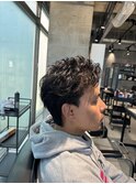 清潔感と男らしさを両立するスパイキーショート