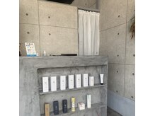 ミリヘアー(mili hair)の雰囲気（こちらの受付で皆様のご来店をお待ちしております♪）