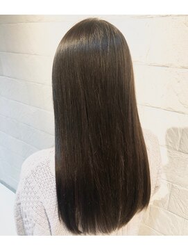 イーチ ヘアーアンドトータルビューティ(each hair&total beauty) ナチュラルストレートロング 《久保木真緒》