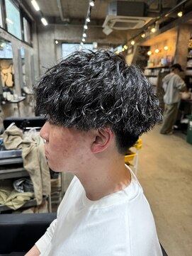 カーニー 上野(kearny) ツイストスパイラルパーマ縦落ちパーマメンズ波巻きパーマ