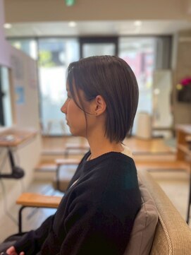 ウルラボ(ULULABO) 切りっぱなしボブ、グレーカラー