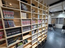 漫画とドリンク、美容室。 これ、最高の空間やん。