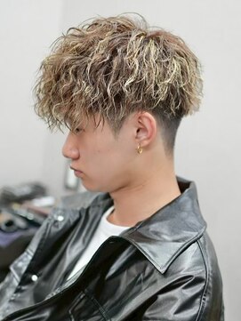 スラッシュ(SLASH) ツイストパーマ/短髪/ホワイトメッシュ/スキンフェード/姫路