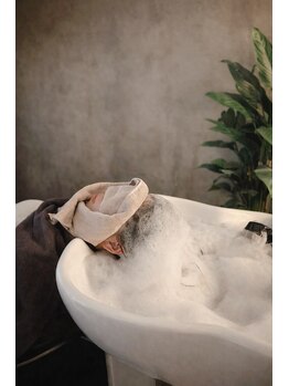 ヘア サロン スヌープ(hair salon SNOOP)の写真/絶妙な力加減で極上のマッサージ◎頭皮の血行促進・頭皮ケアで、健康な艶のある美髪に導きます。
