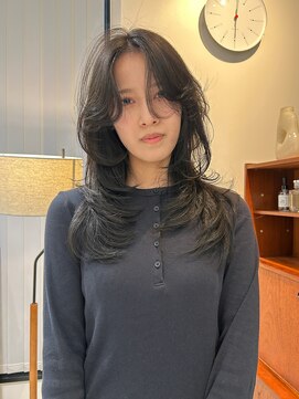 ホミ(FOMI) グランジレイヤーカット×透明感カラー(マットグレージュ)