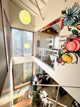 マーヴィンアコウ(Marvin Ako)の写真/早川友和設計のサロン♪天井が高く、窓が11面ある吹き抜けの開放的な空間で特別なサロンタイムを…☆