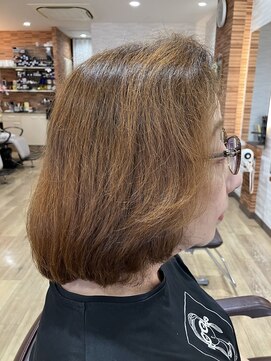 アートイン ミディアムヘア　前上がりグラデーションボブ