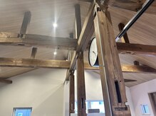 シトア(SitoA)の雰囲気（築55年の柱と梁が建物を支えています）