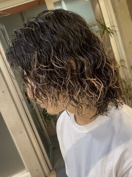 ラヴィズムバイフィフス(LUVISM by fifth) 波巻きスパイラルパーマツイストスパイラルパーマセンターパート