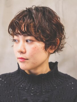 ニイ(nii.) niiカット×ショート×くせ毛パーマ