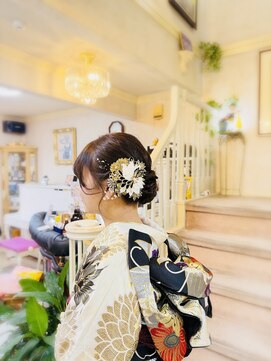 美容室 ティンカーベル シニヨンヘア