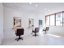 ツヅリの雰囲気(光が差し込む明るく落ち着いた店内で心地よい空間)