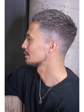 クールシルバーフェードカット