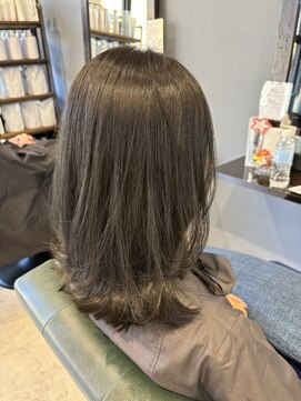 レナータ ヘア(Renata hair) 外ハネミディ/レイヤーカット/カーキグレー/髪質改善