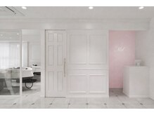 Mel 表参道 ケアブリーチ/ダブルカラー/ハイトーン【2月下旬 NEW OPEN(予定)】の雰囲気(白を基調に、淡いピンクを取り入れたデザイナーズサロン。)