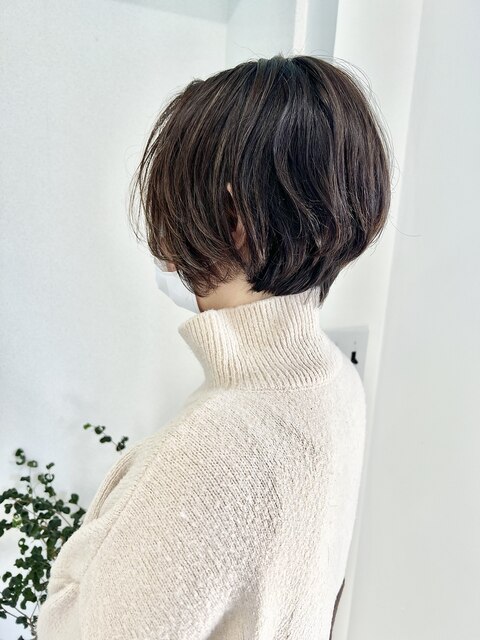 【ulu】白髪ぼかしハイライト×ハンサムショートヘア