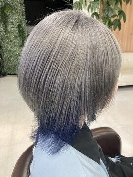 ヘアバイプルーヴ(Hair by PROVE) シルバーカラー、インナーカラーブルー