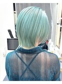 エメラルドグリーン