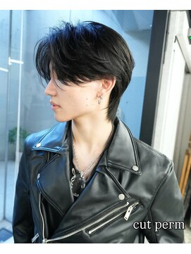 ピア ヤクイン(Pia Yakuin) 美形シルエットセンターパート毛流れパーマ