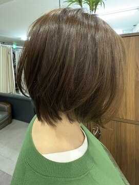 ラスター(LUSTER) 丸みショート×カーキカラーで叶える大人の抜け感