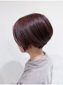 ショートスタイル　前下がりショートボブ　ベリーピンク
