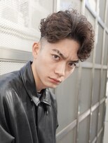 ニコ トウキョウ ロジック(nico TOKYO Logic)&nbsp;スペインカールホワイトメッシュフェードメンズ髪型短髪