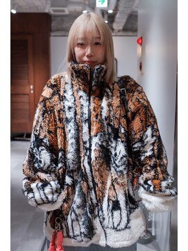 オーパスバイアンブルリュクス 池袋(Opus by ambleluxe) ミディアムレイヤー/ホワイトブロンド/抜きっぱなしブリーチ