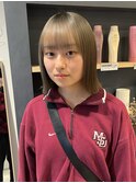 オリーブベージュ ケアブリーチ 外ハネボブ 切りっぱなし /村上