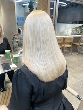 サンク 原宿 表参道(cinq) ホワイトベージュグレージュハイトーンカラーブロンドリタッチ