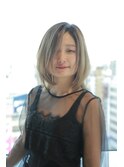 ベージュ