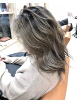 ルアナ(LUANA)&nbsp;アッシュベージュ系バレイヤージュカラー