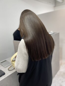 【髪質改善】毛先まで柔らかな質感。生まれつきのような自然なストレートでワンランク上の仕上がりに♪