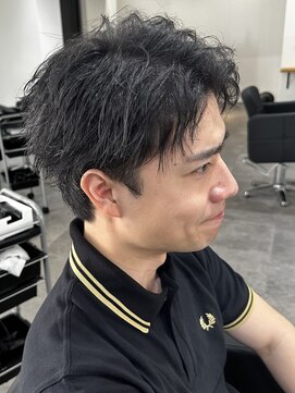 ヒュイル バイ ニアウ(Hwyl by Niau) メンズマッシュパーマニュアンスパーマスパイラルパーマ刈り上げ