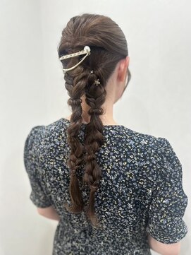 リム(Limb) 【韓国ヘア】お呼ばれヘア　ローポニー　編み下ろし