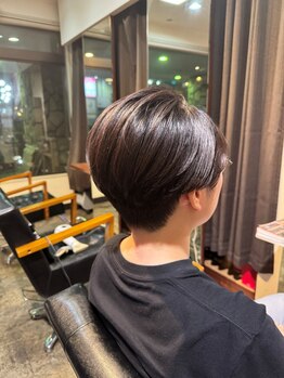 髪が広がる、ペタッとする、まとまりづらい…。そんな日々の小さなストレスを、丁寧なカット技術で解決◎