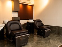 ヨシトモ(YOSHITOMO)の雰囲気(リラックスしてシャンプー台での施術が可能です。)