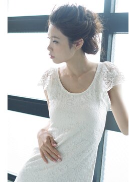 ソラ(sora) ポンパドールとメッシーバン 大人の結婚式アレンジ