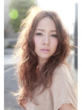 カラーリゾートAi 上野御徒町 仲御徒町店 触れたくなるようなウェーブ　スタイル