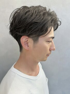 ロイ(Roi) 黒髪メンズパーマツーブロック刈り上げスタイル【Roi】渋谷