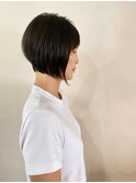フェイスラインをシャープに見せる前下がりボブ