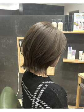 透明感オリーブグレージュ