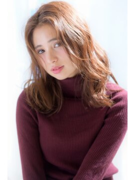 アイビー(Ivy) センターパートの無造作ウェーブ