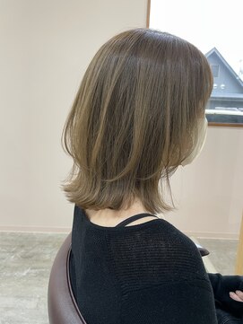 キュオンシア(CUEON. ciea) 切りっぱなしロブ×レイヤーカット×オリーブベージュ