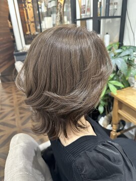 アトリエメルシー 代々木(atelier merci) 外ハネミディ / レイヤースタイル / マットアッシュ
